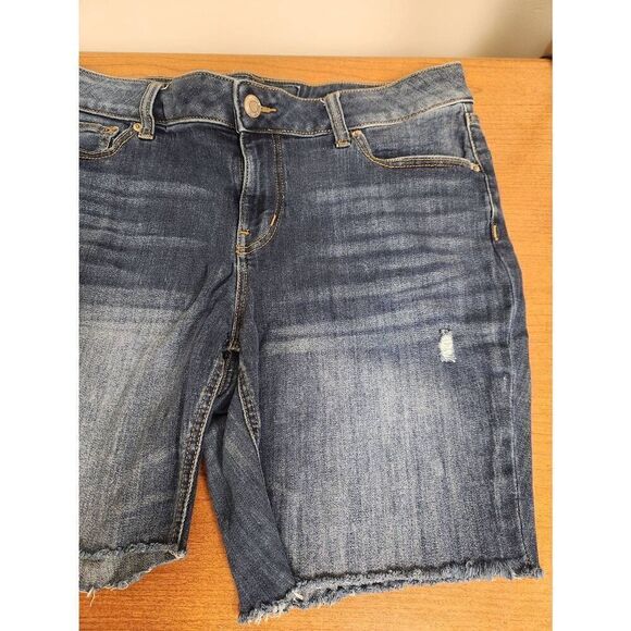 Maurices 16 Regular blue denim shorts. Measures approx 36 waist, 8 inseam and 10 - Picture 2 of 6